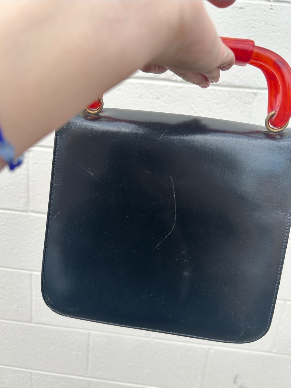 charming vintage black leather handbag Lucite Bakelite handle - Picture 3 of 9